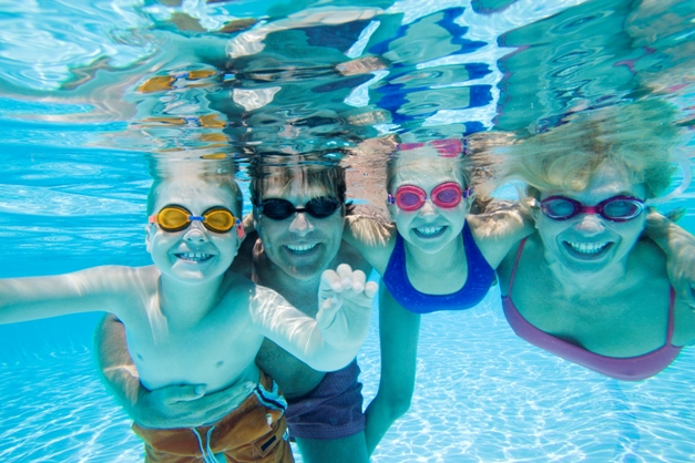 Bewegungsspiele im Wasser für Kinder